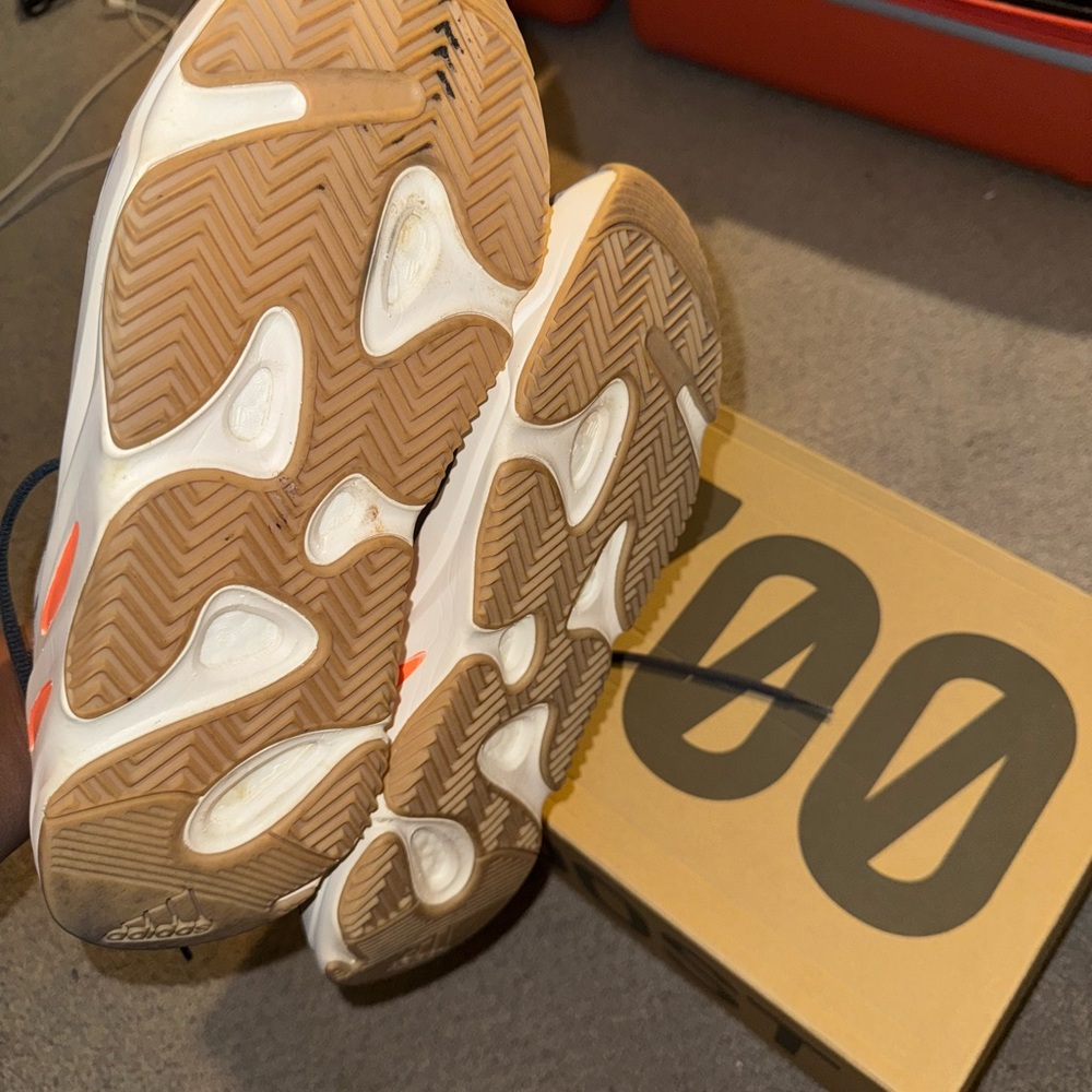 Yezzy 700 - Picture 3 of 12